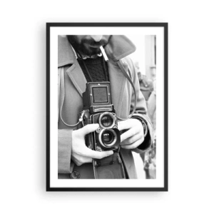 Poster in cornice nera - Ritratto in bianco e nero di un uomo con una macchina fotografica analogica - 50x70cm - In stile retro - Decorazione murale moderna per soggiorno e camera da letto ARTTOR