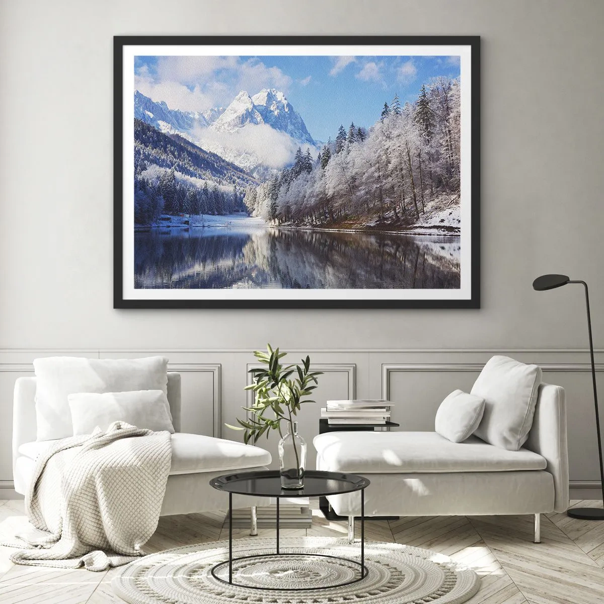 Poster in cornice nera - Paesaggio montano invernale con alberi innevati e un lago - 70x50cm - Il custode innevato - Decorazione murale moderna per soggiorno e camera da letto ARTTOR
