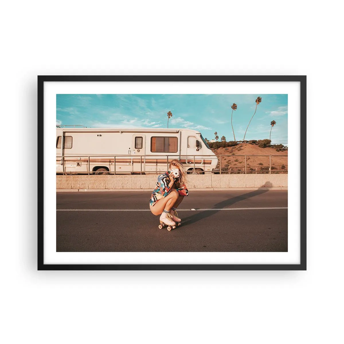 Poster in cornice nera - Una ragazza sui pattini a rotelle scatta una foto in una giornata di sole. - 70x50cm - Sorridi per favore! - Decorazione murale moderna per soggiorno e camera da letto ARTTOR