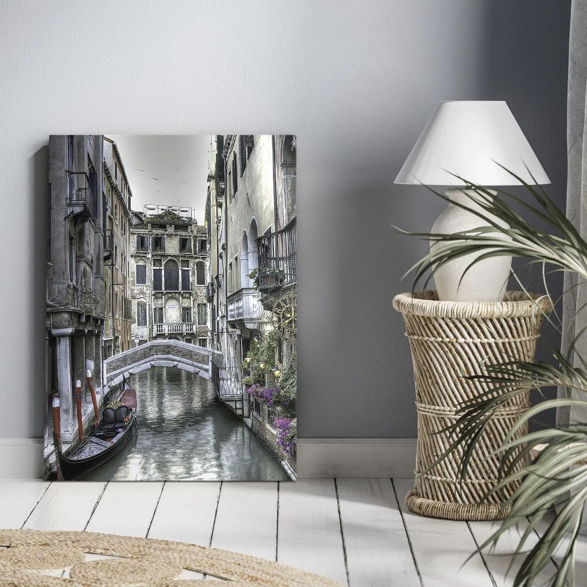 Quadro su tela - Stampe su Tela - Canale veneziano con gondola e ponte di pietra - 50x70cm - Da secoli in silenziosa riflessione - Decorazione murale moderna per soggiorno e camera da letto ARTTOR