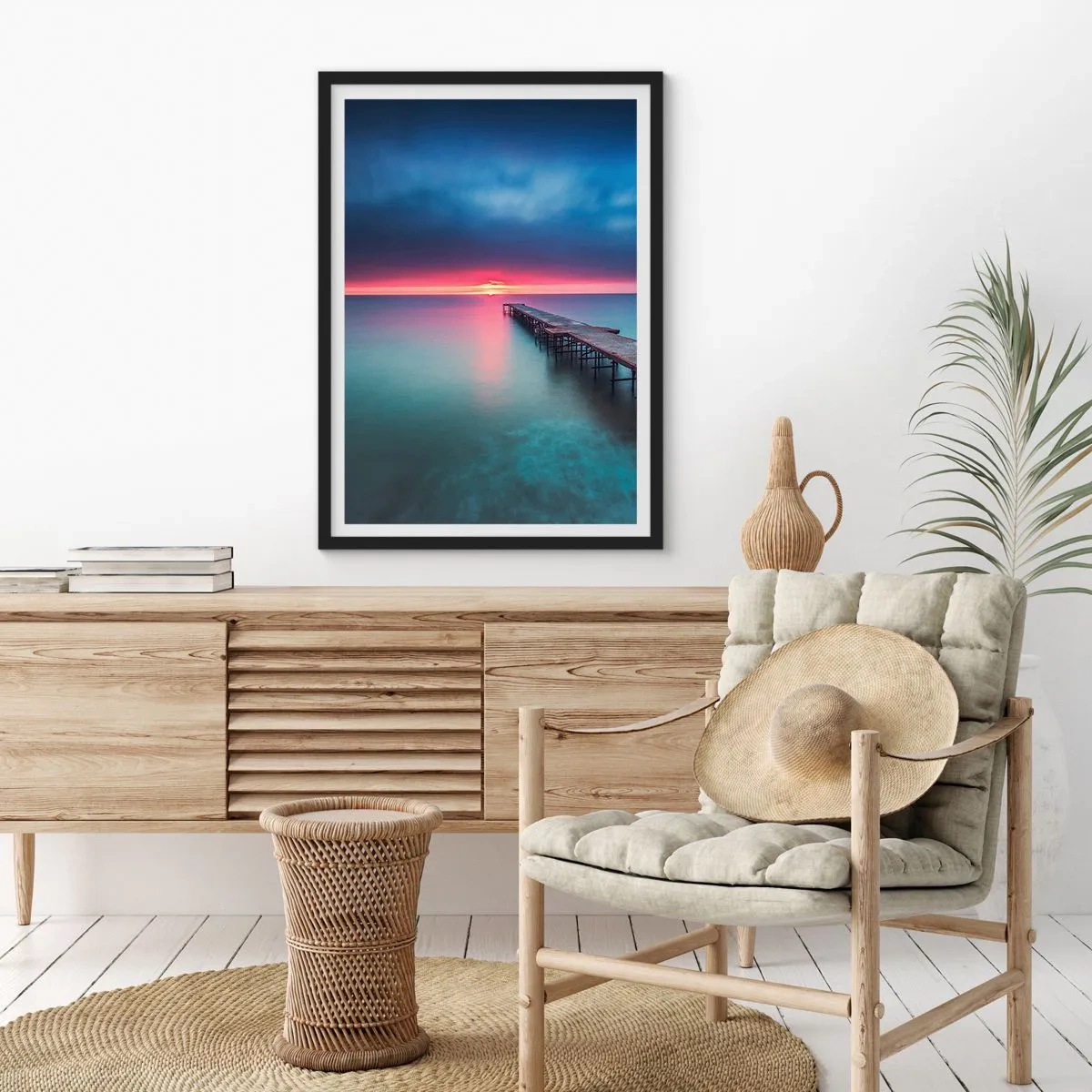 Poster in cornice nera - Un molo che si estende in un mare calmo al tramonto - 50x70cm - Tra il cielo e la terra - Decorazione murale moderna per soggiorno e camera da letto ARTTOR