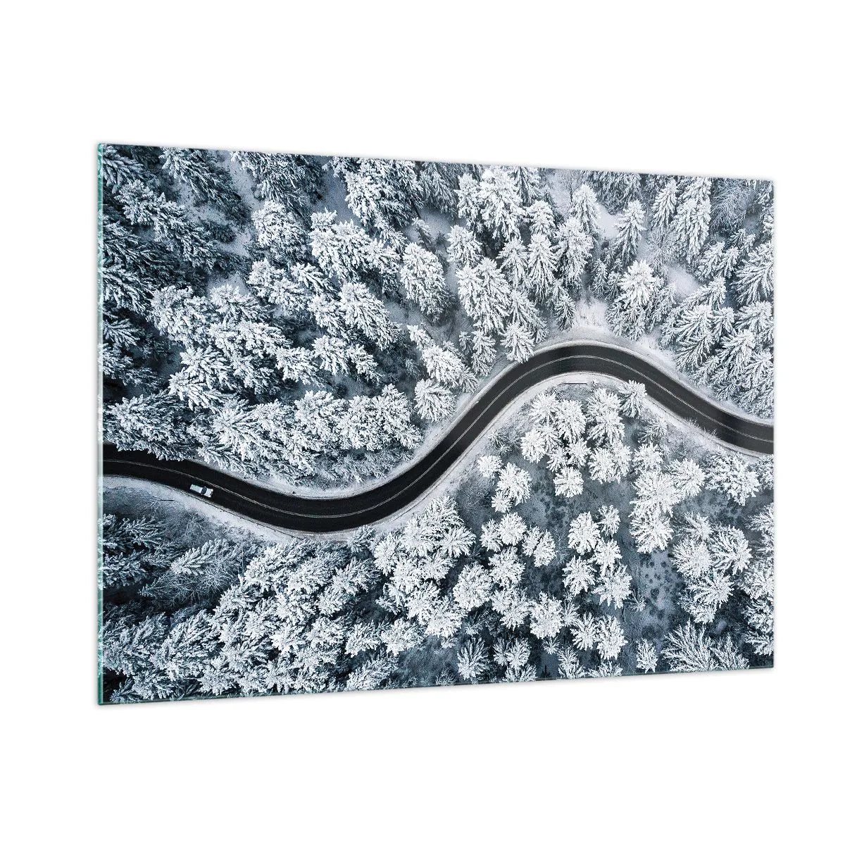 Quadro su vetro - Una strada tortuosa attraverso una foresta invernale vista da un drone - 100x70cm - Attraverso il bosco invernale - Decorazione murale moderna per soggiorno e camera da letto ARTTOR