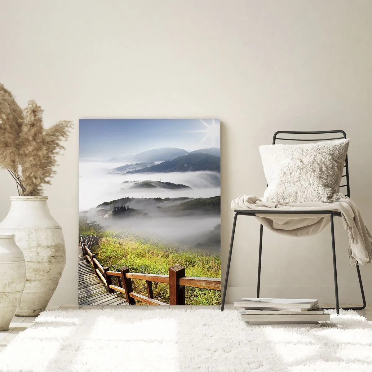 Quadro su vetro - Paesaggio montano con nebbia e sentiero in legno all'alba - 50x70cm - Avvolti di luce e nebbia - Decorazione murale moderna per soggiorno e camera da letto ARTTOR