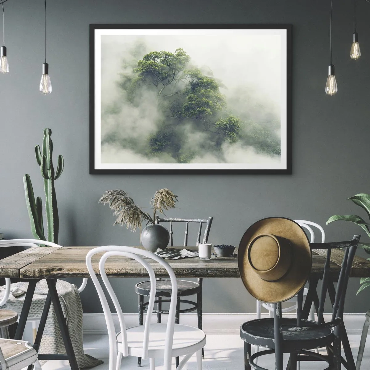 Poster in cornice nera - Alberi verdi nella fitta nebbia contro uno sfondo naturale - 70x50cm - Avvolti dalla nebbia - Decorazione murale moderna per soggiorno e camera da letto ARTTOR
