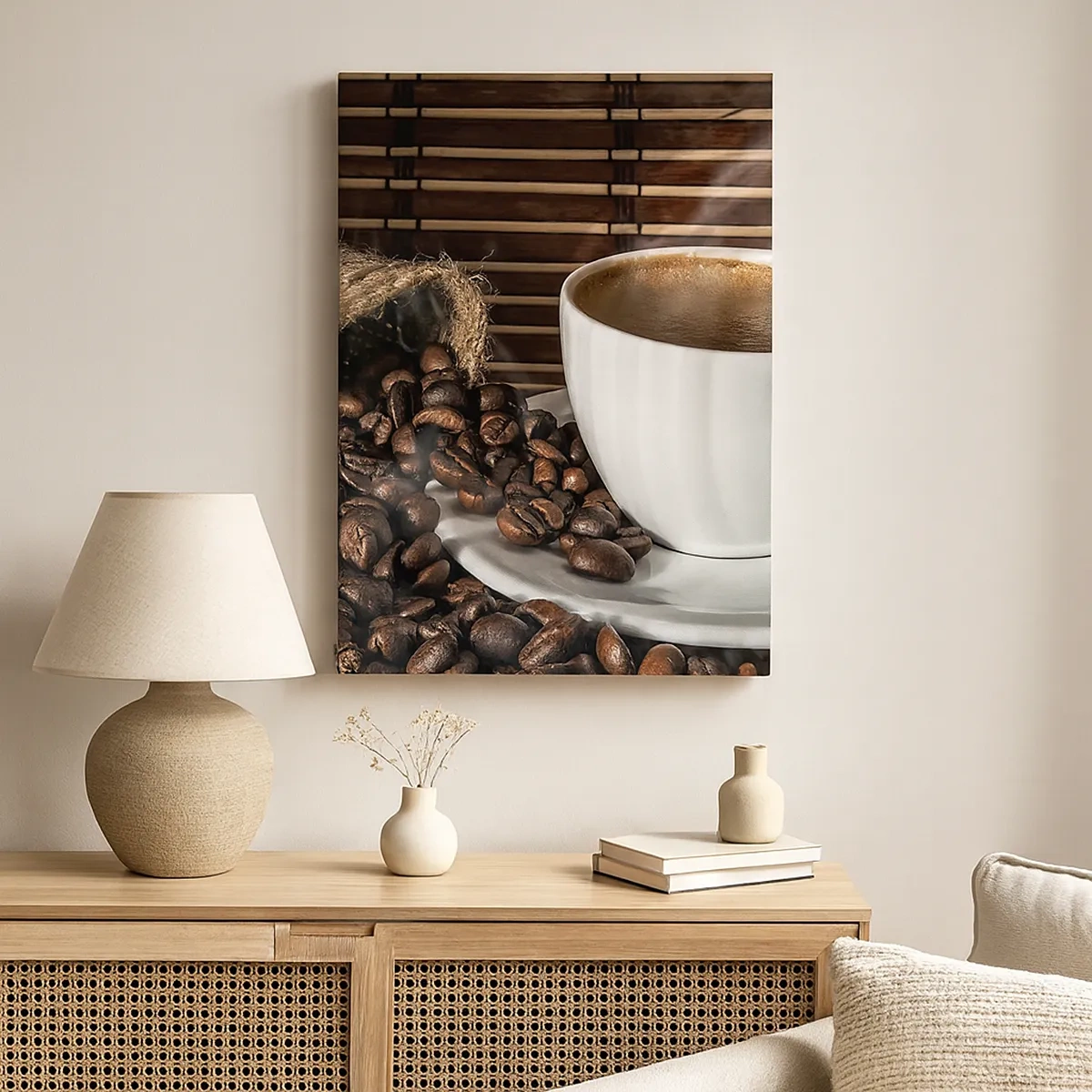 Quadro su tela - Stampe su Tela - Una tazza di caffè con chicchi su uno sfondo di bambù - 50x70cm - Nero del carbone, trasparenza dell'ambra - Decorazione murale moderna per soggiorno e camera da letto ARTTOR