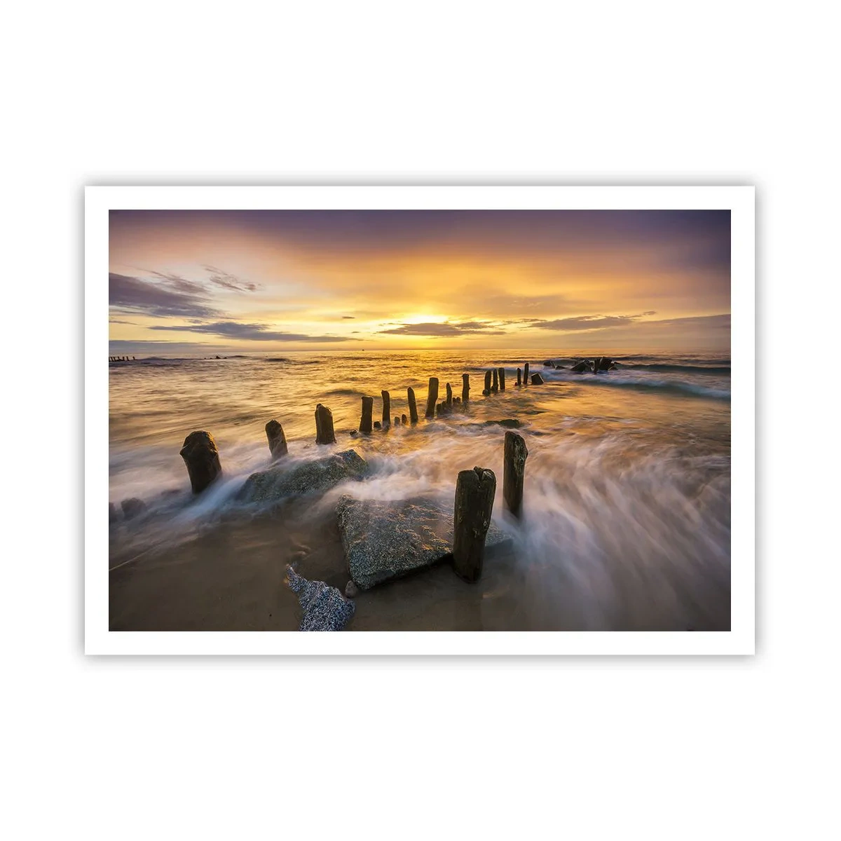Poster - Tramonto sul mare con i resti di un vecchio molo - 100x70cm - La bellezza selvatica del Baltico - Decorazione murale moderna per soggiorno e camera da letto ARTTOR