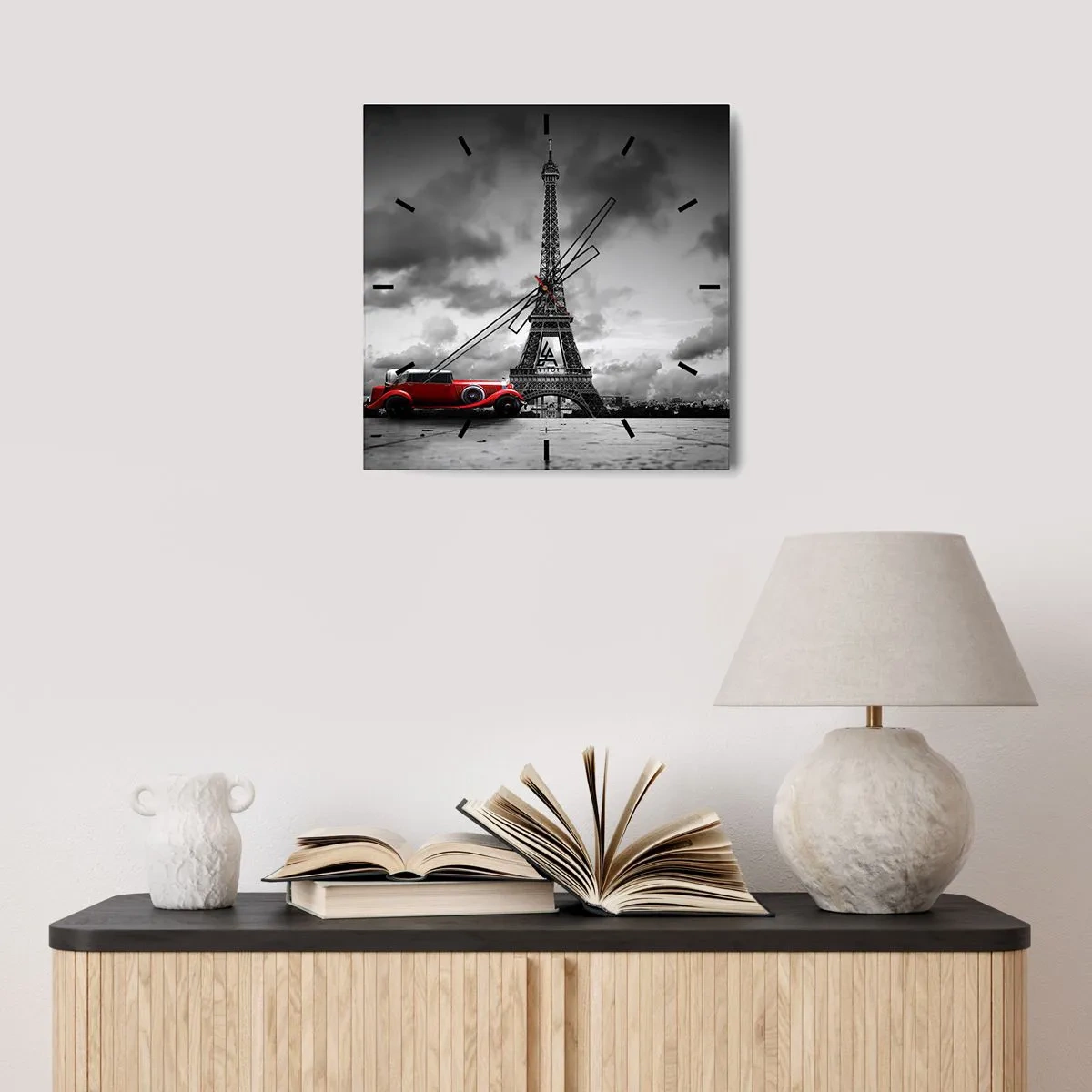 Orologio da parete - Orologio in Vetro - Auto retrò rossa davanti alla Torre Eiffel in bianco e nero - 30x30cm - Non molto tempo fa a Parigi - Decorazione murale moderna per soggiorno e camera da letto ARTTOR
