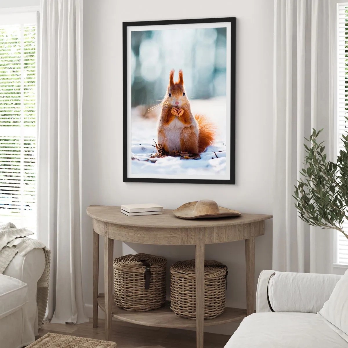 Poster in cornice nera - Scoiattolo nella neve nella foresta invernale - 50x70cm - Che cosa guardi? - Decorazione murale moderna per soggiorno e camera da letto ARTTOR