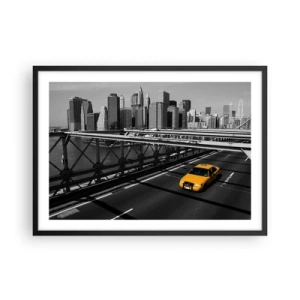Poster in cornice nera - Taxi giallo su un ponte con vista sullo skyline di New York - 70x50cm - Il colore della grande città - Decorazione murale moderna per soggiorno e camera da letto ARTTOR