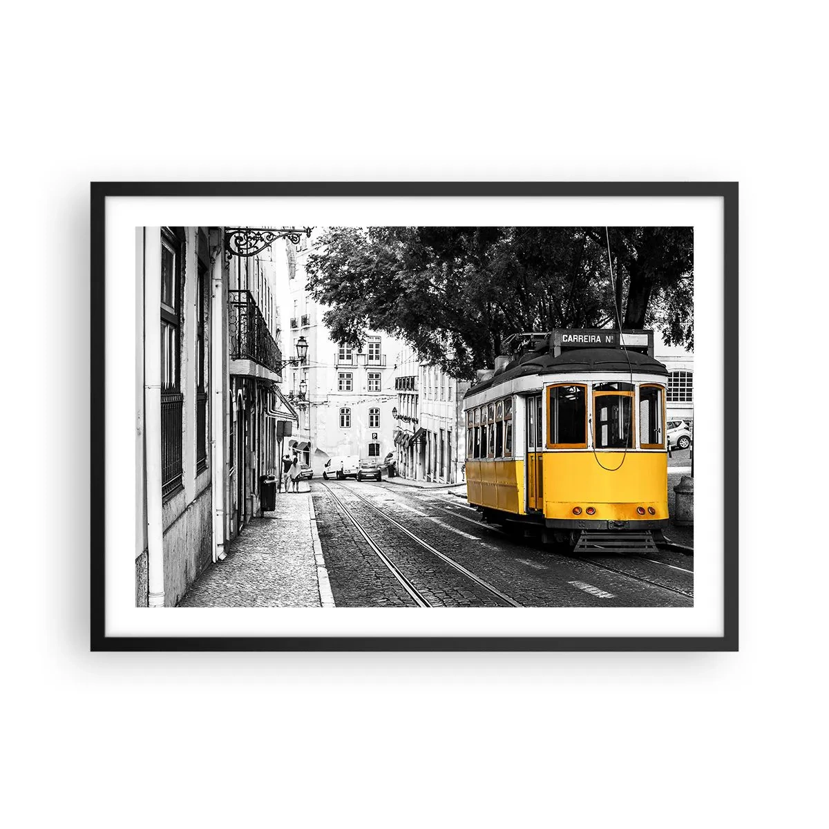 Poster in cornice nera - Un tram giallo sullo sfondo di una strada bianca e nera - 70x50cm - Con il fado in sottofondo - Decorazione murale moderna per soggiorno e camera da letto ARTTOR