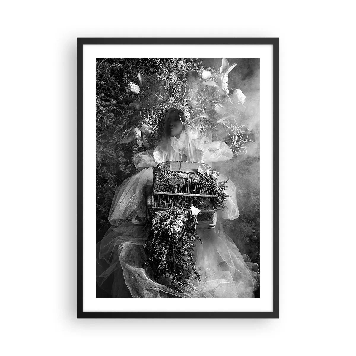 Poster in cornice nera - Una donna in abito circondata dalla natura in una fotografia in bianco e nero - 50x70cm - Madre natura stessa - Decorazione murale moderna per soggiorno e camera da letto ARTTOR