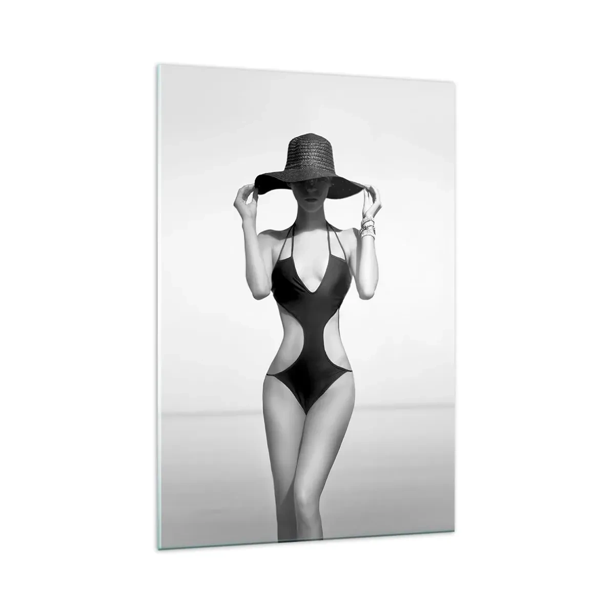 Quadro su vetro - Silhouette in bianco e nero di una donna con un cappello sullo sfondo del mare - 70x100cm - Il mio nome è Eleganza - Decorazione murale moderna per soggiorno e camera da letto ARTTOR