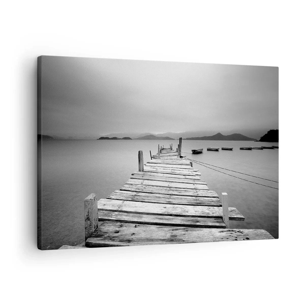 Quadro su tela - Stampe su Tela - Una vista in bianco e nero di un molo di legno e di un lago calmo. - 70x50cm - Dietro i monti, dietro i mari - Decorazione murale moderna per soggiorno e camera da letto ARTTOR