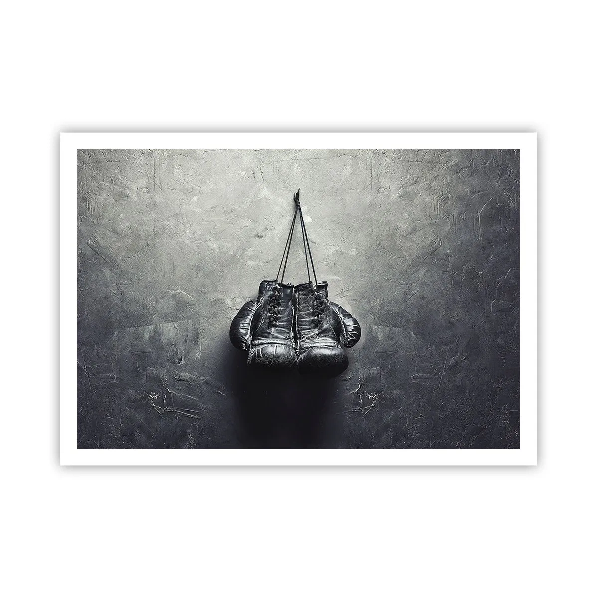 Poster - Vecchi guantoni da boxe contro il muro - 100x70cm - Tempo di lotte e tempo di pace - Decorazione murale moderna per soggiorno e camera da letto ARTTOR