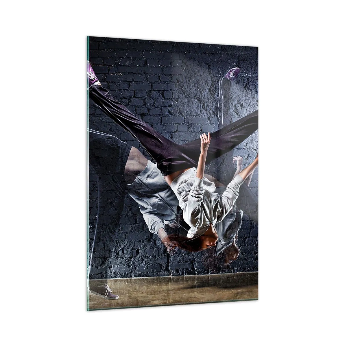 Quadro su vetro - Danza dinamica sullo sfondo di un muro industriale - 50x70cm - Eroe di strada - Decorazione murale moderna per soggiorno e camera da letto ARTTOR