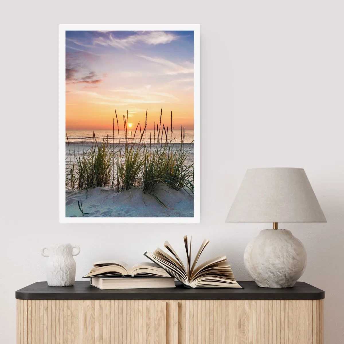 Poster - Spiaggia con vegetazione all'alba - 50x70cm - Guarda, pensa, senti - Decorazione murale moderna per soggiorno e camera da letto ARTTOR