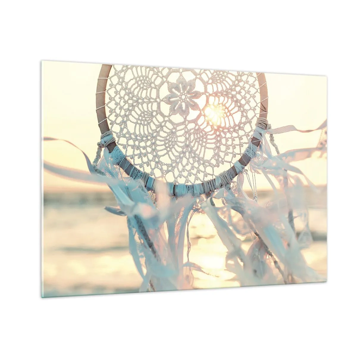 Quadro su vetro - Un totem di pizzo con delicate frange sullo sfondo del sole al tramonto sul mare. - 100x70cm - Totem di pizzo - Decorazione murale moderna per soggiorno e camera da letto ARTTOR