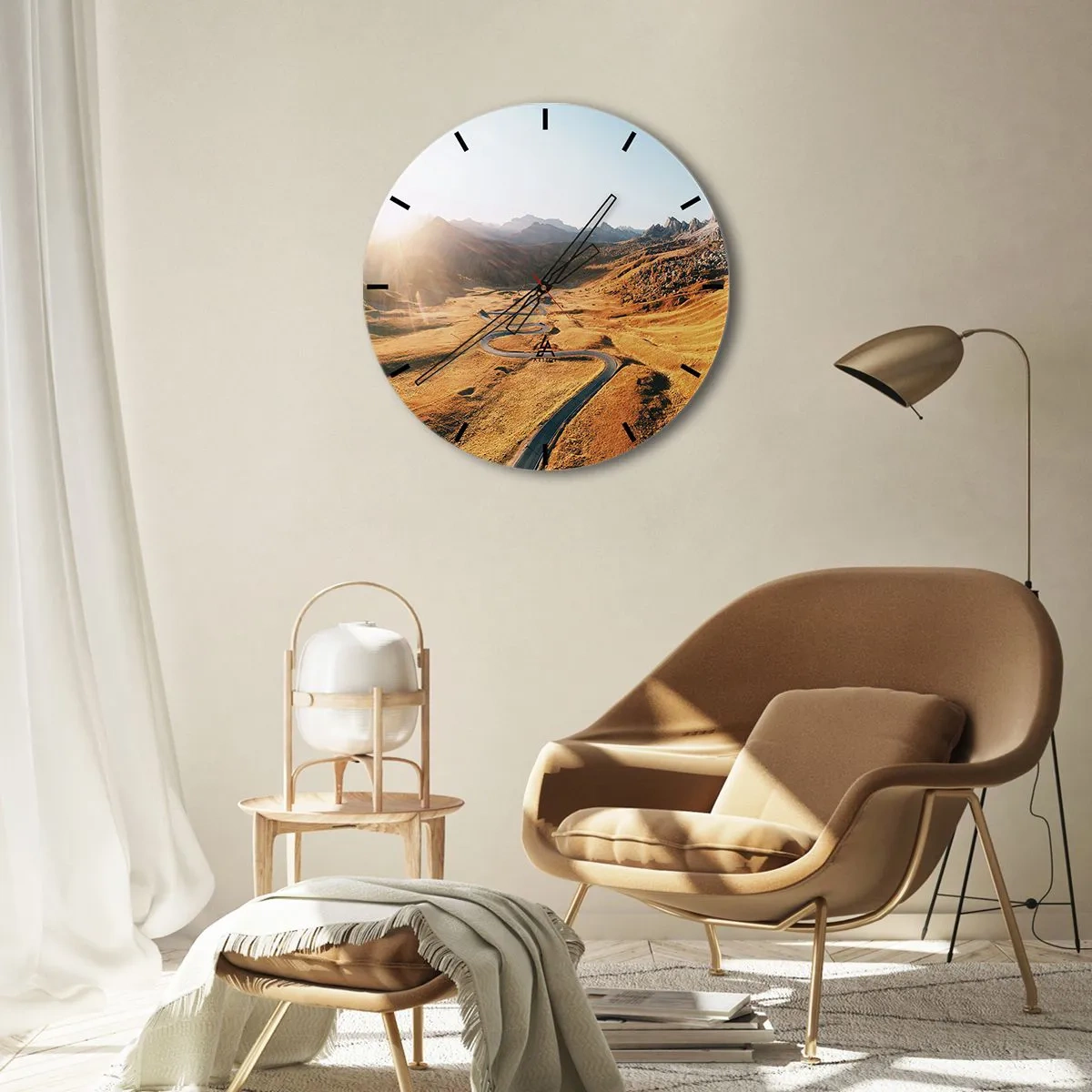 Orologio da parete - Orologio in Vetro - Una strada tortuosa in una valle dorata illuminata dal sole al tramonto - 30x30cm - Nella valle dorata - Decorazione murale moderna per soggiorno, cucina e camera da letto ARTTOR