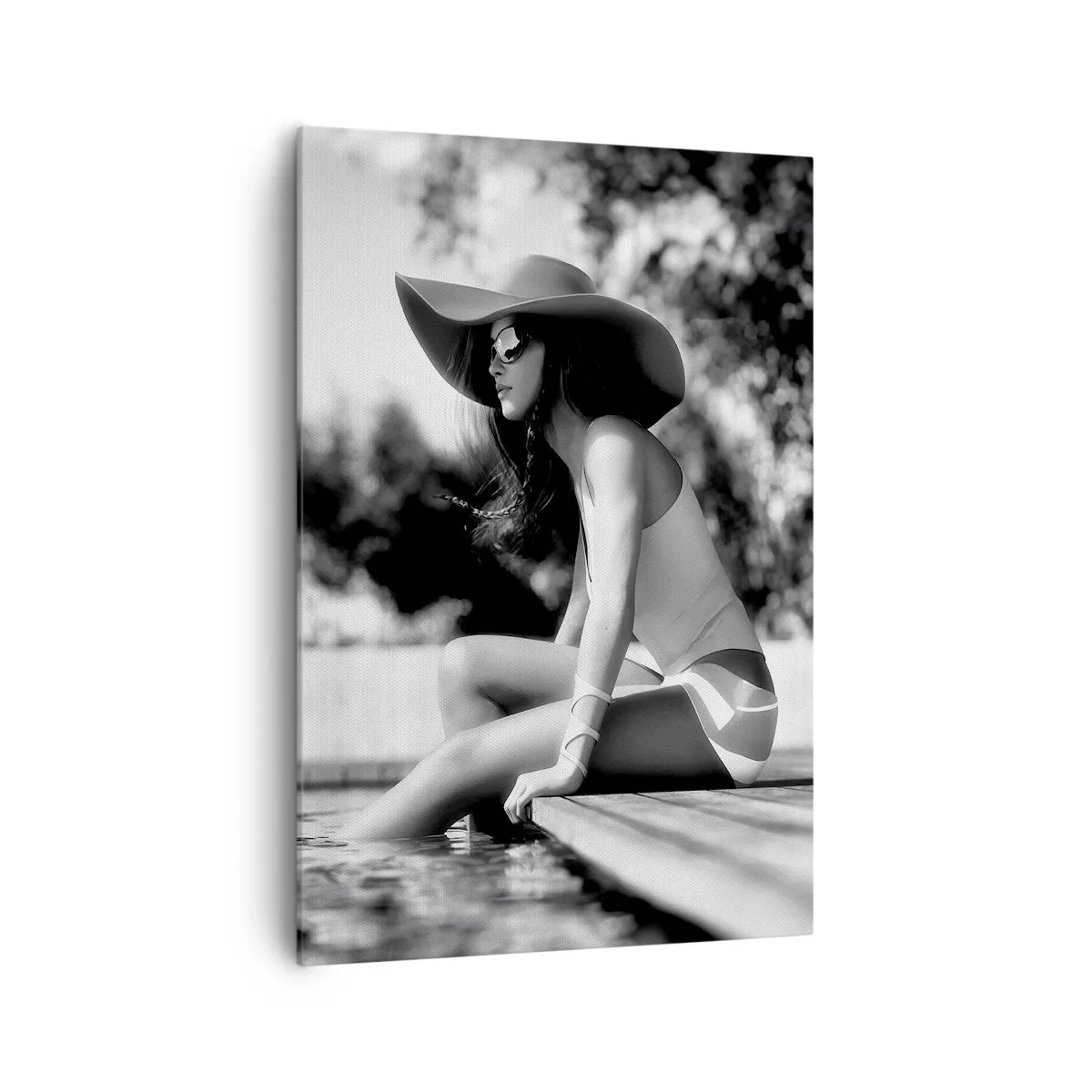Quadro su tela - Stampe su Tela - Donna con cappello in piscina in bianco e nero - 70x100cm - Sogno estivo - Decorazione murale moderna per soggiorno e camera da letto ARTTOR
