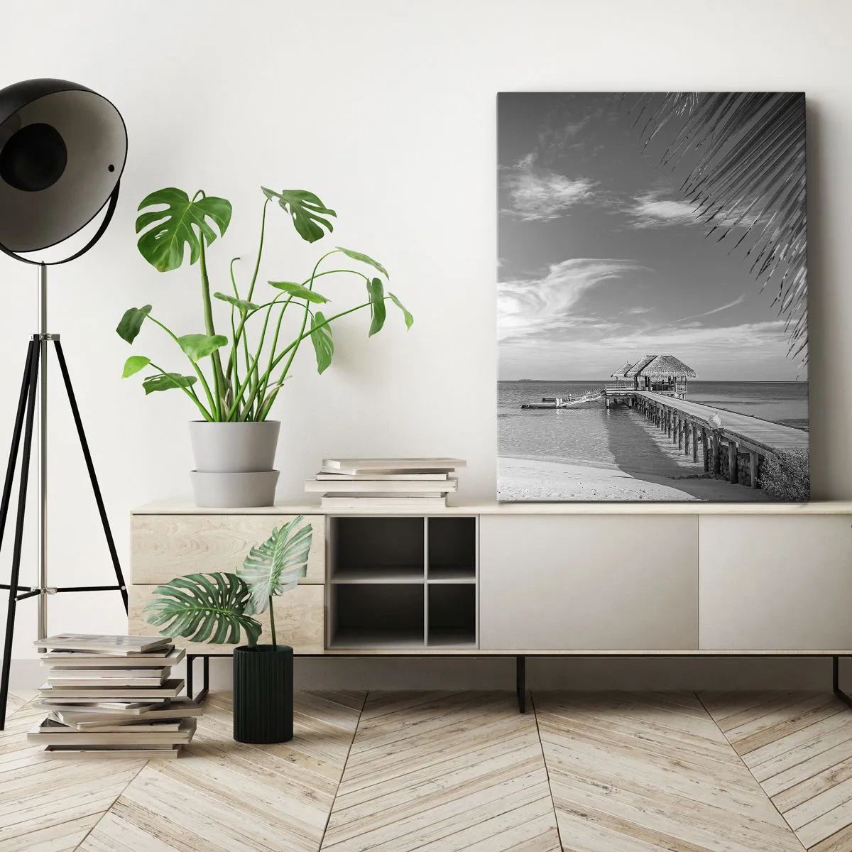 Quadro su tela - Stampe su Tela - Spiaggia bianca e nera con molo e palme su una costa tropicale - 80x120cm - Un ricordo o un sogno? - Decorazione murale moderna per soggiorno e camera da letto ARTTOR