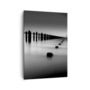 Quadro su tela - Stampe su Tela - Pali di legno e blocchi di cemento immersi nell'acqua nei toni del bianco e del nero - 50x70cm - Lontananza grigia nella nebbia - Decorazione murale moderna per soggiorno e camera da letto ARTTOR