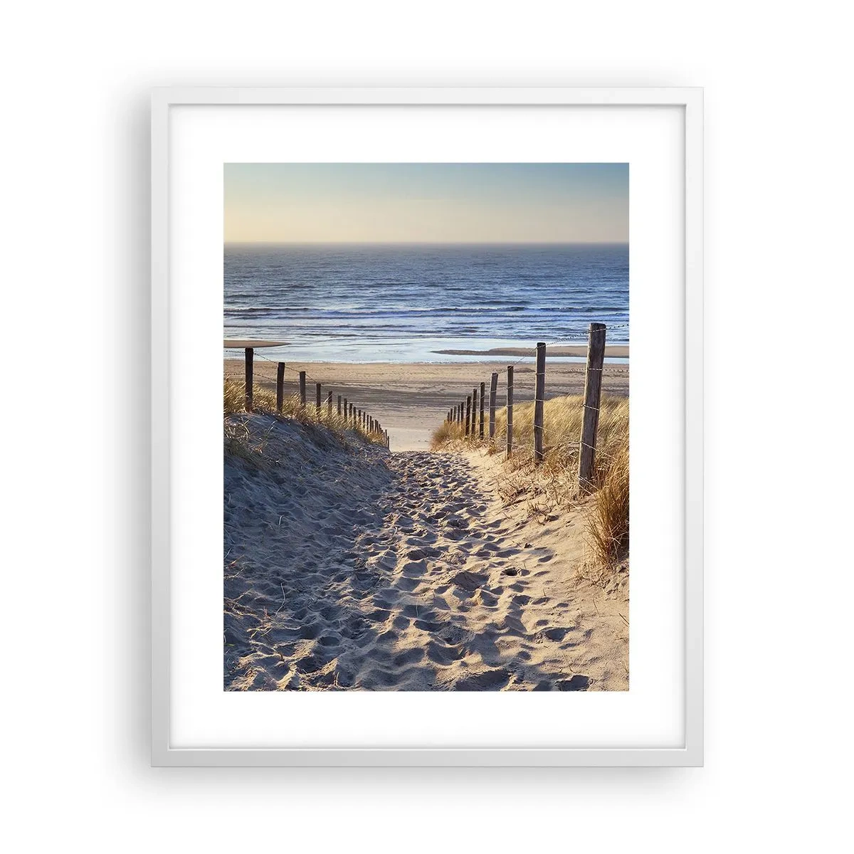 Poster in cornice bianca - Rumore del mare, uccelli che cantano, spiaggia selvatica tra i cespugli... - 40x50 cm