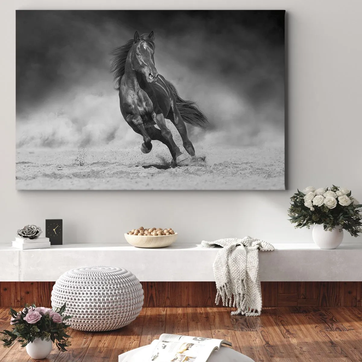 Quadro su tela - Stampe su Tela - Un cavallo bianco e nero che galoppa sulla sabbia - 120x80cm - Degno dell'emiro - Decorazione murale moderna per soggiorno e camera da letto ARTTOR