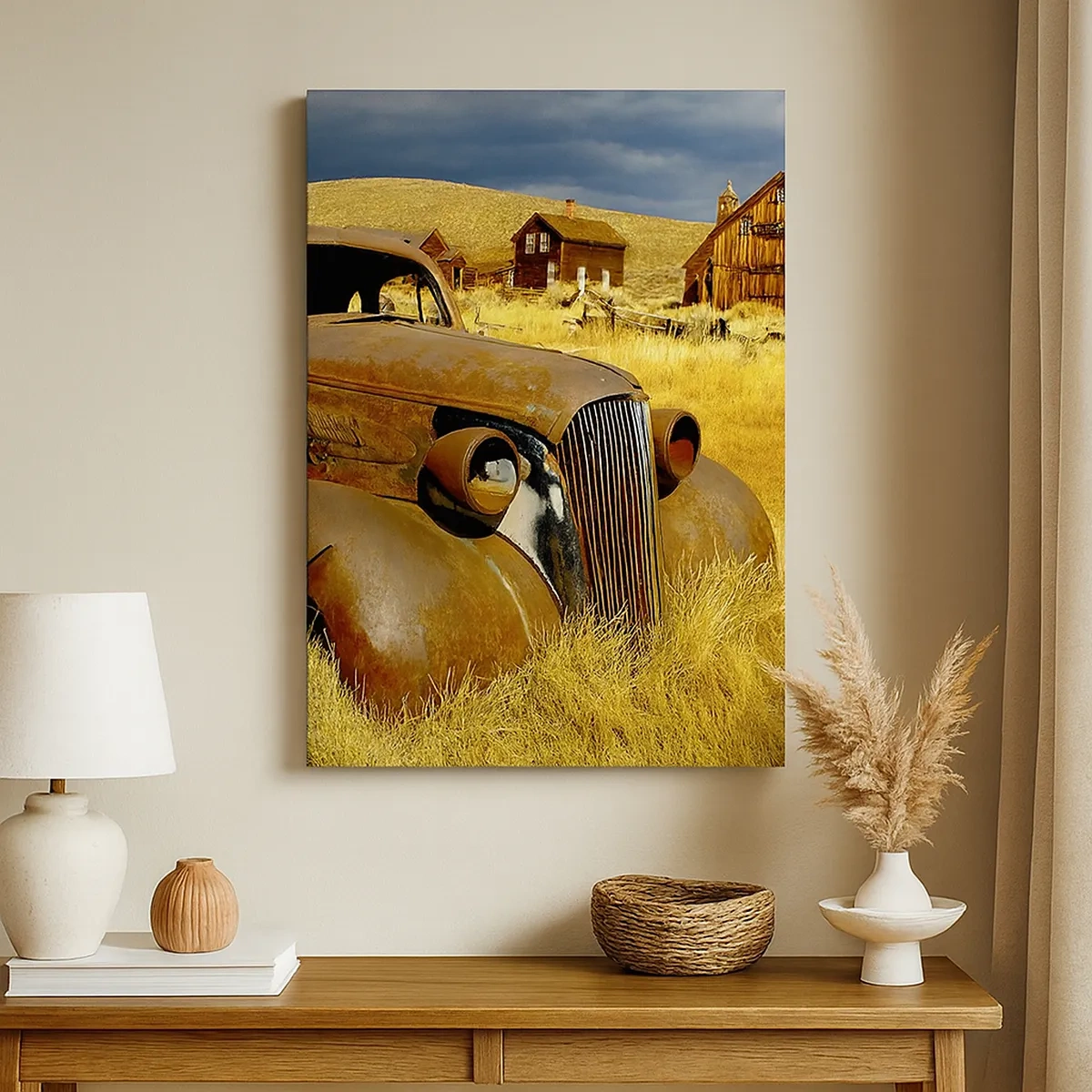 Quadro su tela - Stampe su Tela - Una vecchia macchina arrugginita sullo sfondo di capanne di legno abbandonate - 50x70cm - Meritato riposo - Decorazione murale moderna per soggiorno e camera da letto ARTTOR