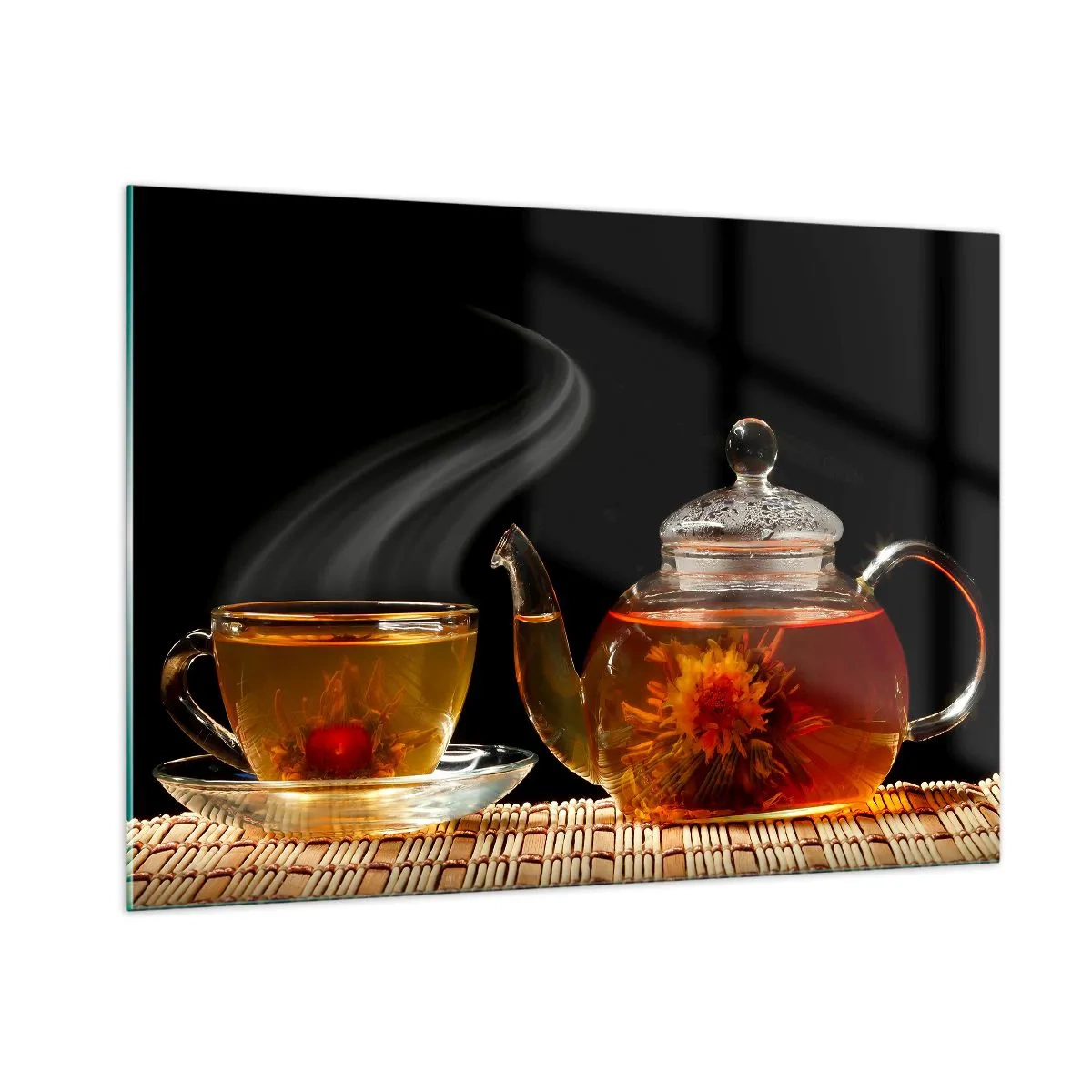 Quadro su vetro - Una brocca di vetro e una tazza di tè con un fiore su uno sfondo nero - 100x70cm - La magia e l'arte del tè - Decorazione murale moderna per soggiorno e camera da letto ARTTOR