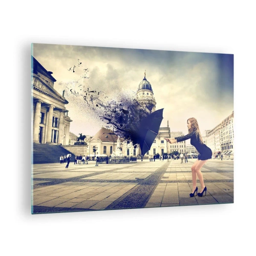 Quadro su vetro - Una donna con un ombrello sullo sfondo di una piazza cittadina in una composizione artistica - 70x50cm - C'è un vento tale... - Decorazione murale moderna per soggiorno e camera da letto ARTTOR