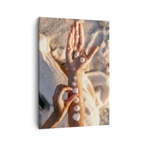 Quadro su tela - Stampe su Tela - Mani con conchiglie disposte sullo sfondo di sabbia - 50x70cm - La bellezza a portata di mano - Decorazione murale moderna per soggiorno e camera da letto ARTTOR