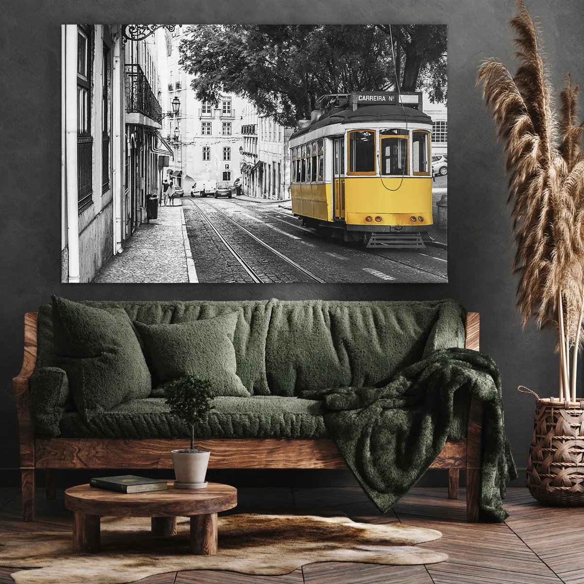 Quadro su tela - Stampe su Tela - Un tram giallo sullo sfondo di una strada bianca e nera - 120x80cm - Con il fado in sottofondo - Decorazione murale moderna per soggiorno e camera da letto ARTTOR