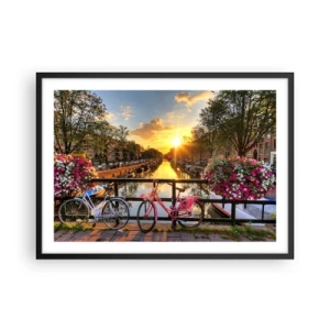 Poster in cornice nera - Biciclette su un ponte al chiarore del sole al tramonto - 70x50cm - Mattino di primavera ad Amsterdam - Decorazione murale moderna per soggiorno e camera da letto ARTTOR