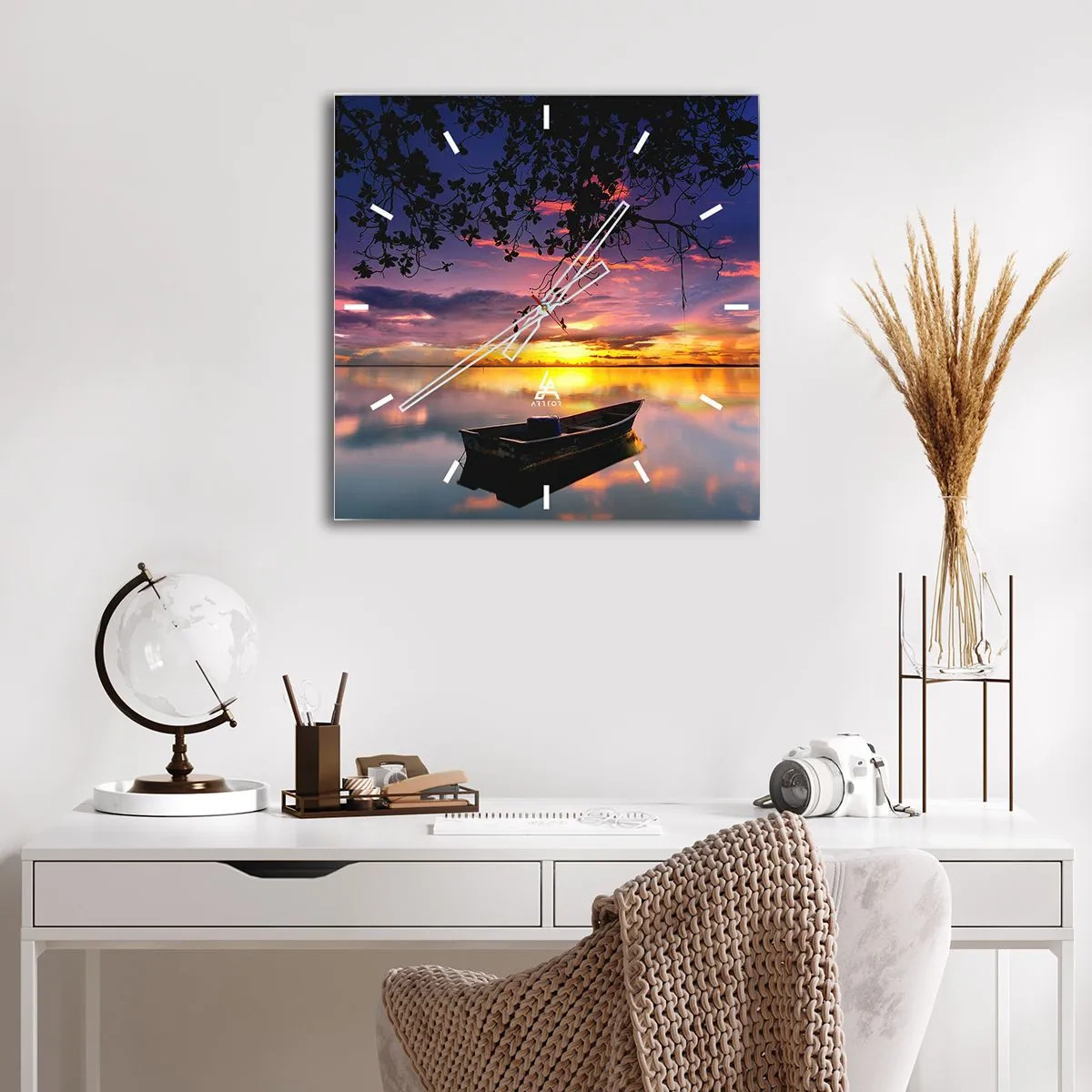 Orologio da parete - Orologio in Vetro - Una barca in acque calme al tramonto - 30x30cm - Ti sembra di essere sospeso nel cielo... - Decorazione murale moderna per soggiorno e camera da letto ARTTOR