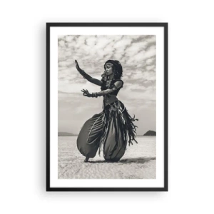 Poster in cornice nera - Una ballerina etnica sullo sfondo di un paesaggio desertico - 50x70cm - Il ballo delle isole del sud - Decorazione murale moderna per soggiorno e camera da letto ARTTOR