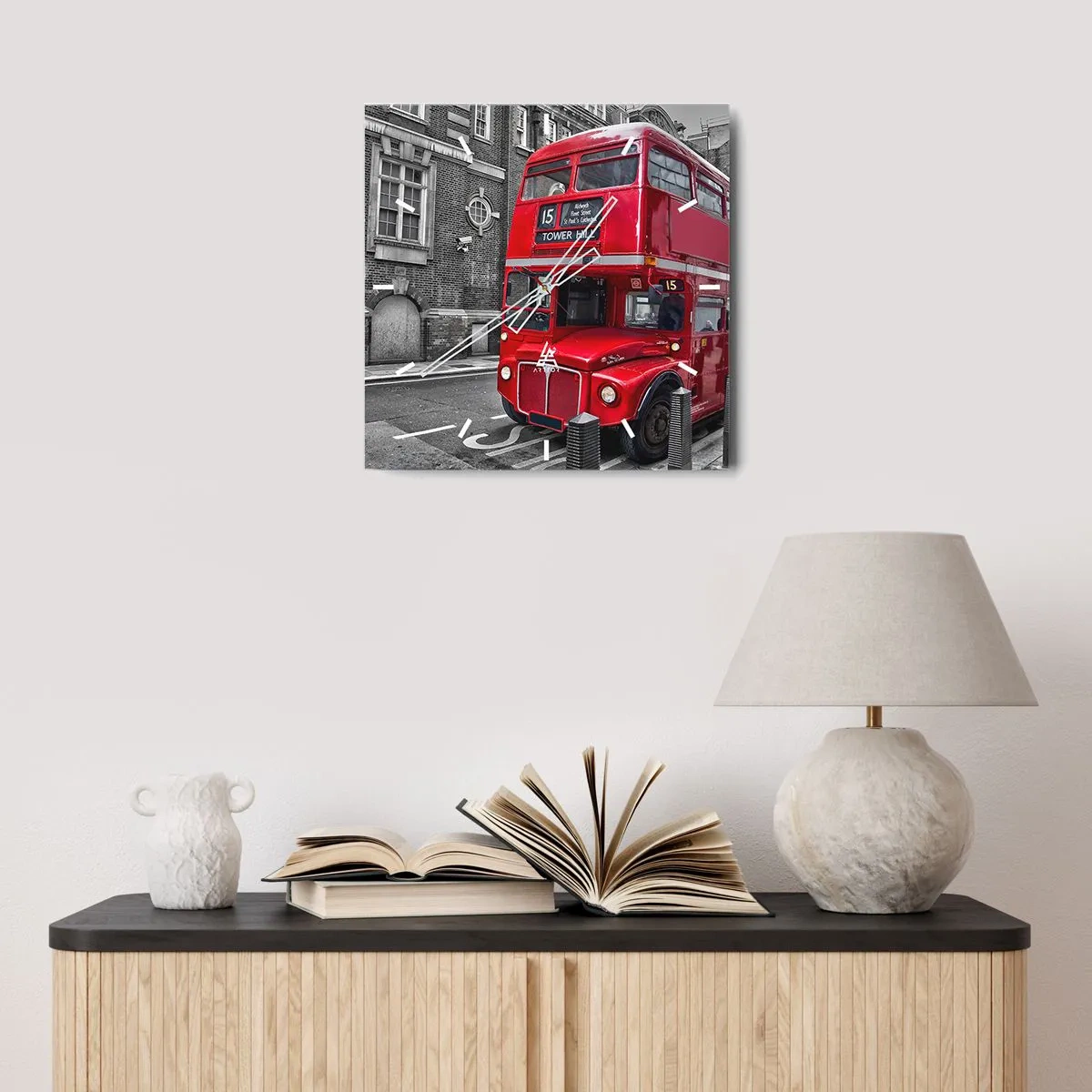 Orologio da parete - Orologio in Vetro - Un autobus rosso a due piani a Londra sullo sfondo di un'architettura classica - 30x30cm - Sempre lo stesso - Decorazione murale moderna per soggiorno e camera da letto ARTTOR