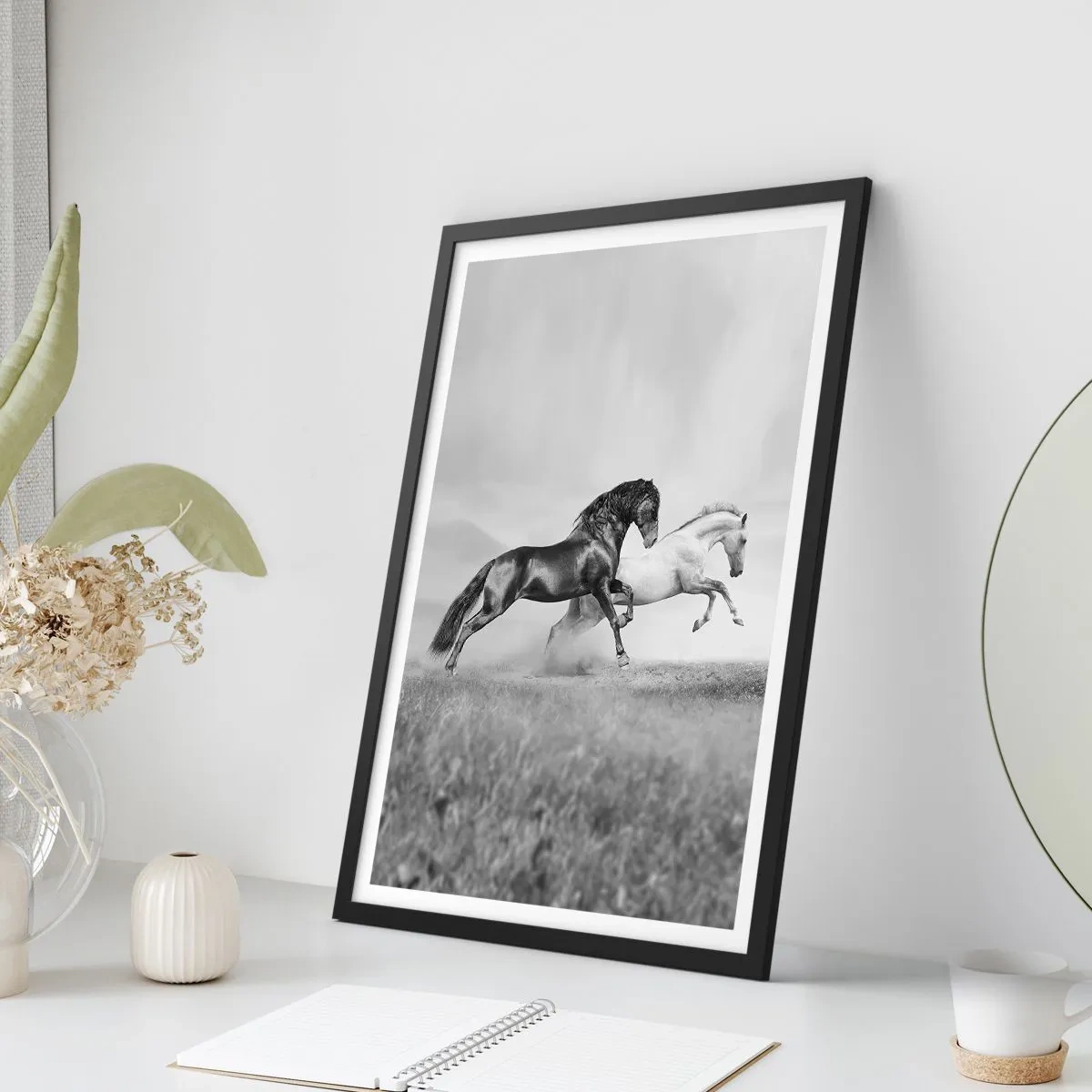 Poster in cornice nera - Cavalli bianchi e neri che galoppano dinamicamente sullo sfondo di un campo - 50x70cm - Angeli e demoni - Decorazione murale moderna per soggiorno e camera da letto ARTTOR