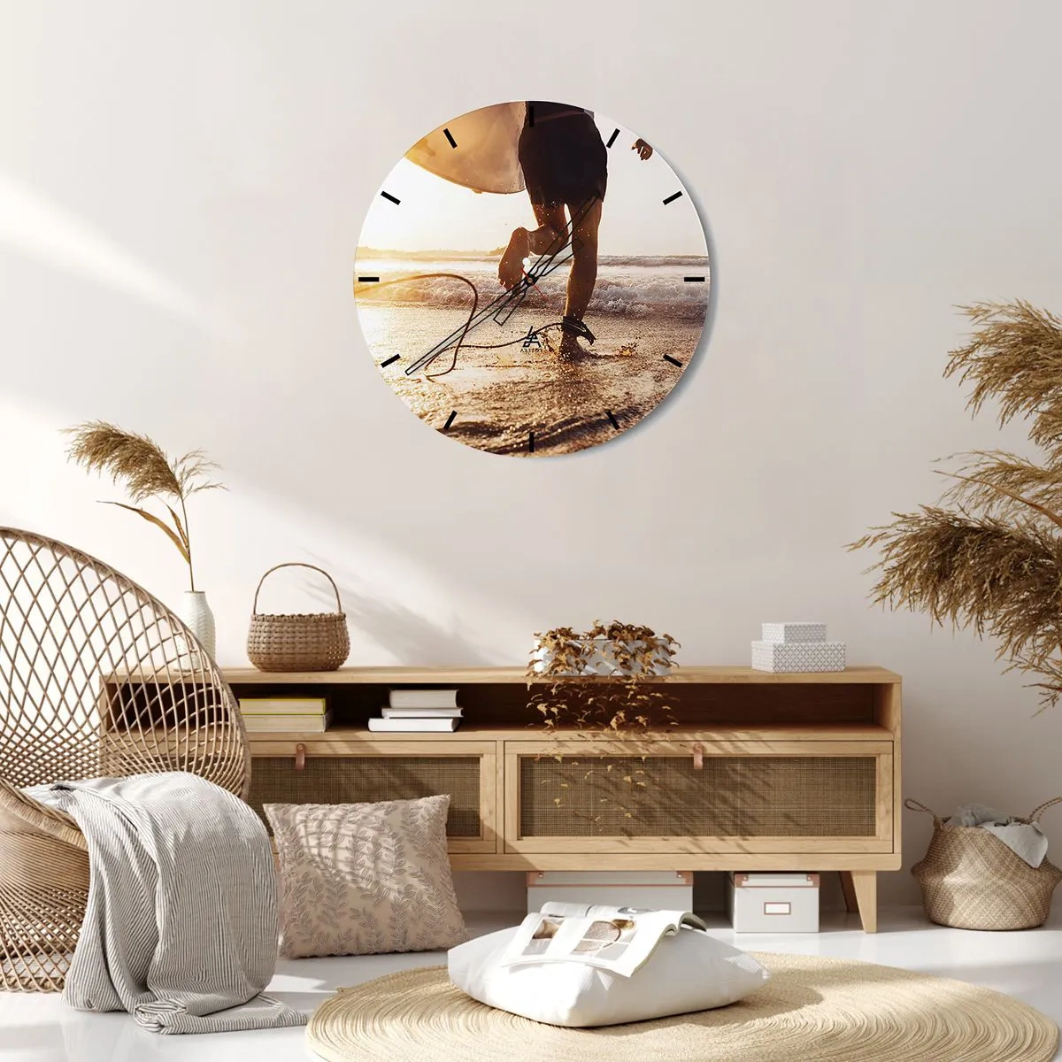 Orologio da parete - Orologio in Vetro - Un surfista corre lungo la spiaggia con la sua tavola al tramonto. - 30x30cm - L'incontro delle onde - Decorazione murale moderna per soggiorno, cucina e camera da letto ARTTOR