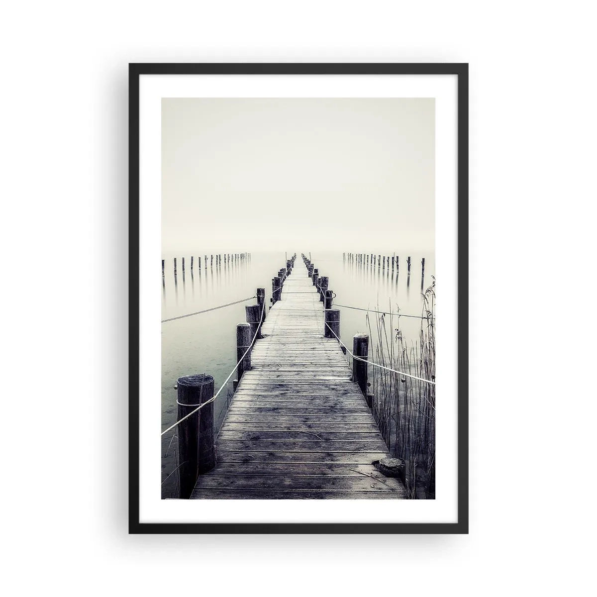 Poster in cornice nera - Un ponte di legno che conduce a una distesa d'acqua nebbiosa - 50x70cm - Immergiti nella pace - Decorazione murale moderna per soggiorno e camera da letto ARTTOR