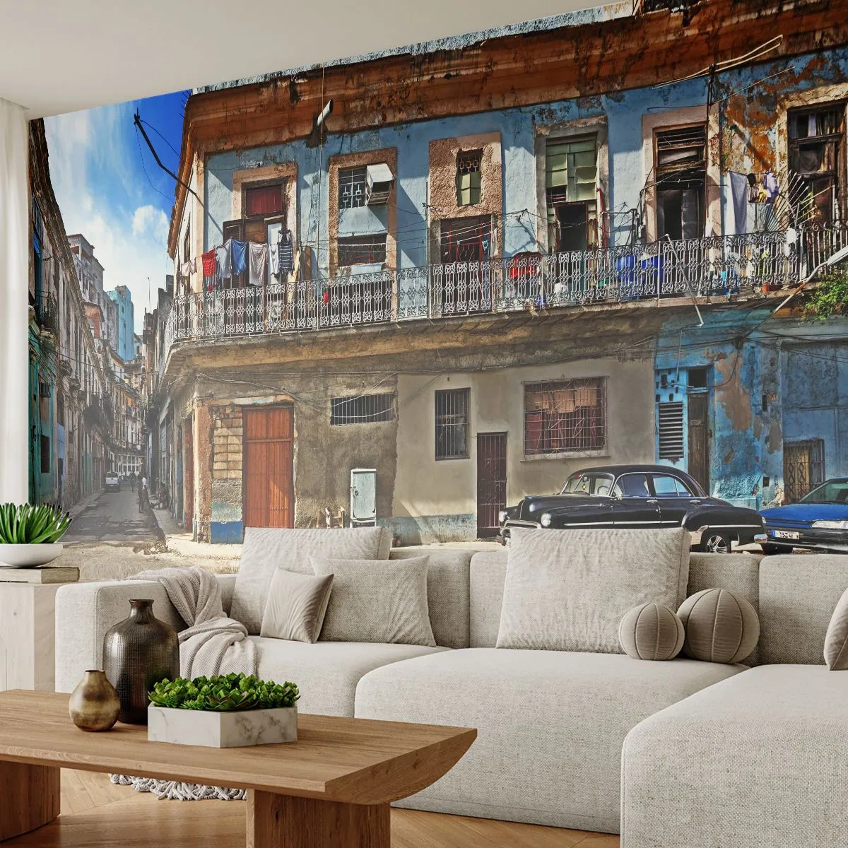 Fotomurali Premium Sand - Un vecchio palazzo con balcone e un'auto d'epoca sulla strada - 100x70cm - Atmosfera dell'Avana - Decorazione murale moderna per soggiorno e camera da letto ARTTOR