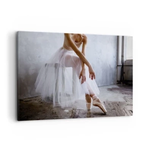 Quadro su tela - Stampe su Tela - Una ballerina in una posa delicata su uno sfondo industriale - 120x80cm - Prima che si accendano le luci del palco - Decorazione murale moderna per soggiorno e camera da letto ARTTOR
