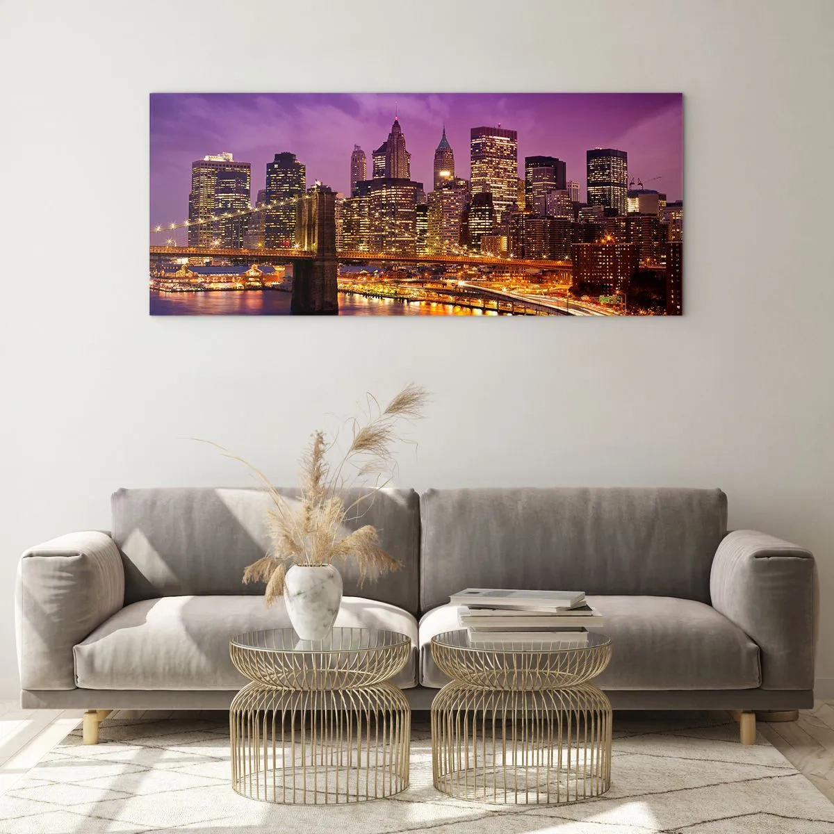 Quadro su vetro - Panorama della città con il ponte nella luce della sera contro il cielo viola - 140x50cm - Manhattan in viola e oro - Decorazione murale moderna per soggiorno e camera da letto ARTTOR