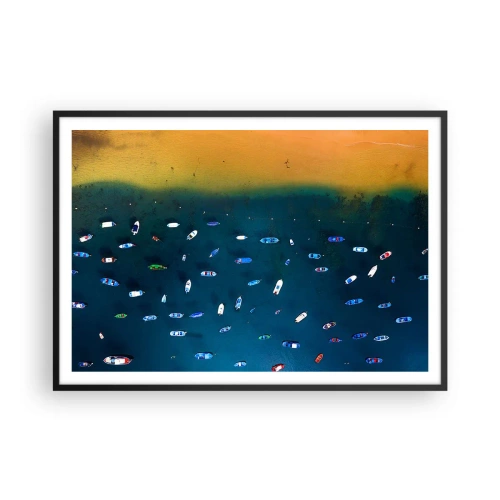 Poster in cornice nera - Vista aerea di barche in acqua e di una spiaggia sabbiosa - 100x70cm - Il gioco delle vacanze - Decorazione murale moderna per soggiorno e camera da letto ARTTOR