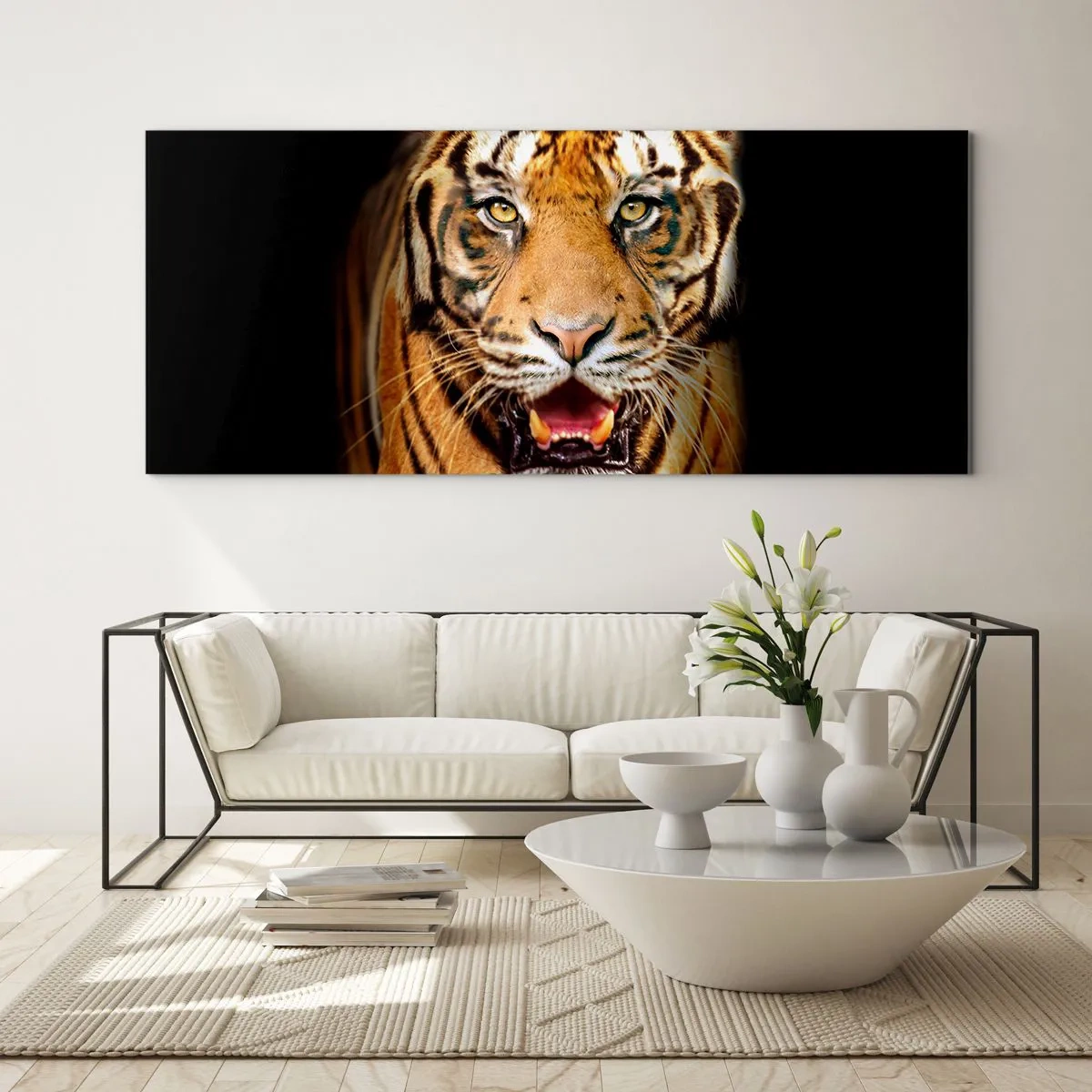 Quadro su vetro - Una tigre con la bocca aperta su uno sfondo nero - 120x50cm - Cuore selvatico - Decorazione murale moderna per soggiorno e camera da letto ARTTOR