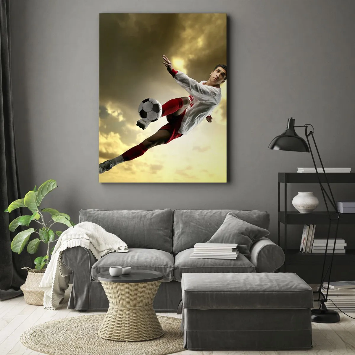 Quadro su tela - Stampe su Tela - Un giocatore di football in un salto dinamico che calcia la palla contro il cielo - 50x70cm - Il cielo del calcio - Decorazione murale moderna per soggiorno e camera da letto ARTTOR