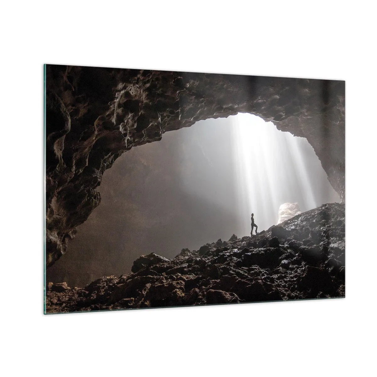 Quadro su vetro - Una figura in una grotta illuminata da raggi di luce, circondata da rocce scure - 100x70cm - Grotta luminosa - Decorazione murale moderna per soggiorno e camera da letto ARTTOR