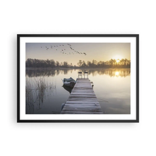 Poster in cornice nera - Un molo sul lago al mattino con una barca e delle sedie - 70x50cm - Tornerò un giorno - Decorazione murale moderna per soggiorno e camera da letto ARTTOR