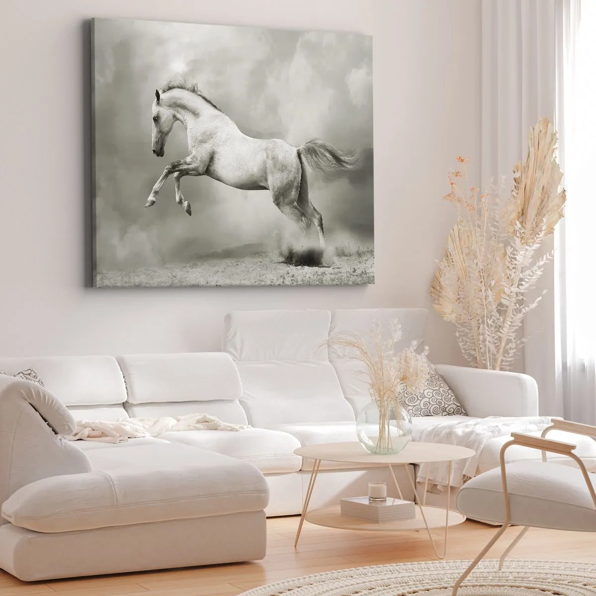 Quadro su tela - Stampe su Tela - Un cavallo bianco in un salto dinamico sullo sfondo di nuvole nebbiose. - 70x50cm - Tra la veglia e il sonno, - Decorazione murale moderna per soggiorno e camera da letto ARTTOR