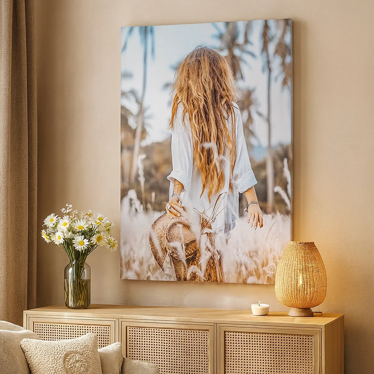 Quadro su tela - Stampe su Tela - Una donna in un campo d'erba con palme sullo sfondo al tramonto - 50x70cm - Nata dalla lanugine dell'erba - Decorazione murale moderna per soggiorno e camera da letto ARTTOR