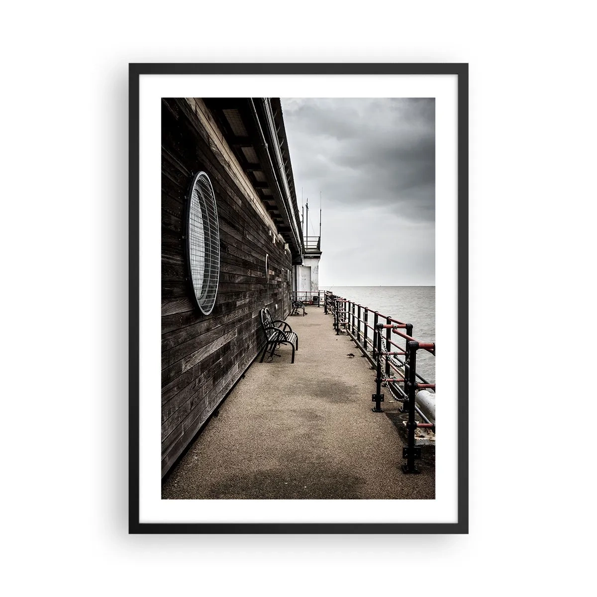 Poster in cornice nera - Molo di legno con panchine in riva al mare calmo - 50x70cm - Il tempo si è fermato - Decorazione murale moderna per soggiorno e camera da letto ARTTOR